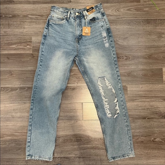 High Rise Jeans with a 90’s Vibe - Picture 3 of 4